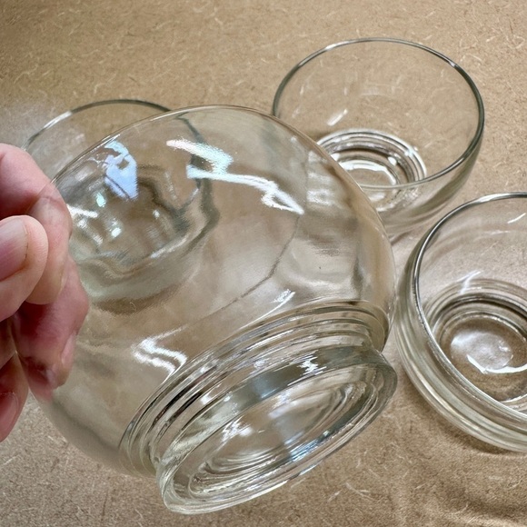 SET OF 6, CLEAR BOWLS. FOOTED BOTTOMS. BELIEVE TO BE VINTAGE. 4 1/4”W X 3” H - Picture 5 of 5